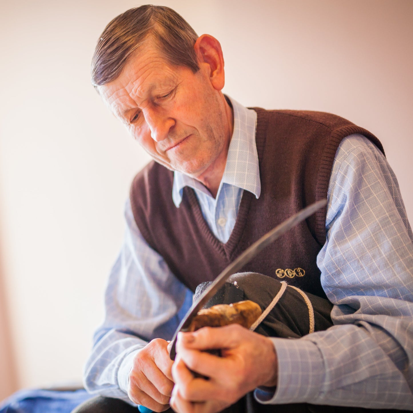 Amadou maker pealing the Fomes FOmentarius mushroom for gaining its amadou trama